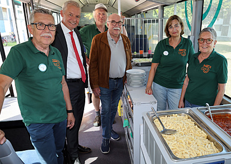 Bereit für den Ansturm (von rechts): Barbara Arndt und Karin Janßen. Der stellvertretende Bürgermeister Günter Zeller und Sparkassenvorstand Bernd Zibell durften, ehe es losging, einen Blick in die Wärmebehälter werfen. In der Mitte: der ehrenamtliche Busfahrer Rolf Angelar und ganz links der 2. Vorsitzende des Vereins Klartext für Kinder, Reiner Sonntag.