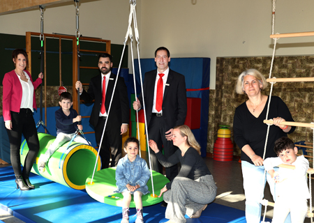 Das neue Kletter- und Schaukelsystem kommt bei den Kindern der St.-Marien-Kita super an. Leiterin Bianca Mertens (r.) bedankte sich bei Natascha Pointner (l.) und Lara Karnowka (in der Hocke) vom Förderverein sowie Norbert Kubik und Nils Schwenner von der Sparkasse am Niederrhein.