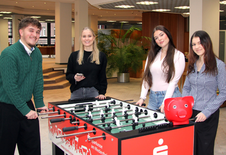 Der Startschuss zur 12. Staffel von „Knete für die Fete“ erfolgte diesmal auf Instagram. Das Reel produzierten Timon Rink, Lena Kempken, Viktoria Stania und Jean Weingardt von der Sparkasse am Niederrhein. Beim Video-Wettbewerb gibt es wieder 1.000, 750 und 500 Euro für die Abschlussjahrgänge der weiterführenden Schulen in Moers, Neukirchen-Vluyn, Rheinberg, Alpen, Sonsbeck und Xanten zu gewinnen.