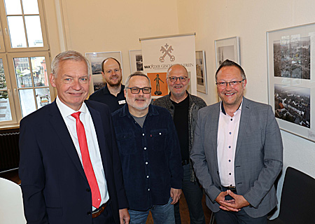 Auf Einladung von Bürgermeister Thomas Görtz (ganz rechts) besuchte Sparkassenvorstand Bernd Zibell (ganz links) die Ausstellung „80 Jahre Xanten“. Nach rechts: Stadtarchivar Lukas Petzolt, Dr. Ralph Trost und Jürgen Hegner.