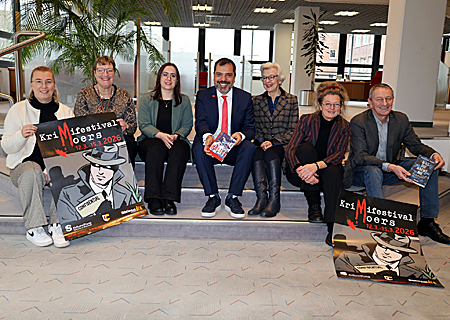 Stellten das Programm des Krimifestivals 2026 vor (v.l.n.r.): Fanja Burger (Gesellschaft zur Förderung des literarischen Lebens), Ursula Wiltsch (Bibliothek), Julia Neunzig (Bibliothek), Giovanni Malaponti (Sparkasse), Dr. Rita Mielke (Kuratorin), Diana Finkele (Leiterin Eigenbetrieb Bildung) und Wolfgang Thoenes (Kulturdezernent).
