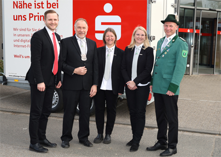 Geschäftsstellenleiter Timm Ernicke (v.l.n.r.), Präsident Richard Pleines, stellvertretende Schriftführerin Andrea Braens, Schriftführerin Sarah Lisken und Kassierer Christopher Frings vor dem neuen Kühlwagen der Ossenberger Schützen. Der Verein konnte die Investition nur stemmen, weil er Geld aus dem Leader-Programm erhielt und die Sparkasse am Niederrhein mit einer Spende unterstützte.