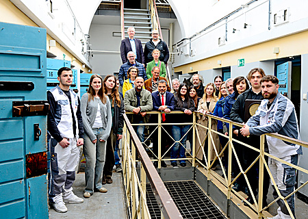 Stellten das Programm für den Tag der Befreiung am 8. Mai vor (v.l.n.r.): Azubis der Firma Marschmann, Schülerinnen und Schüler sowie Lehrerinnen und Lehrer des Gymnasiums Filder Benden und der Anne-Frank-Gesamtschule, Mario Reschke, Inhaber des Hafthauses, Giovanni Malaponti von der Sparkasse, Konrad Göke, Bart Maris, Improviser in Residence, Frank Liebert, Geschäftsführer des sci:moers, Heike Marschmann und Superintendent Wolfram Syben.