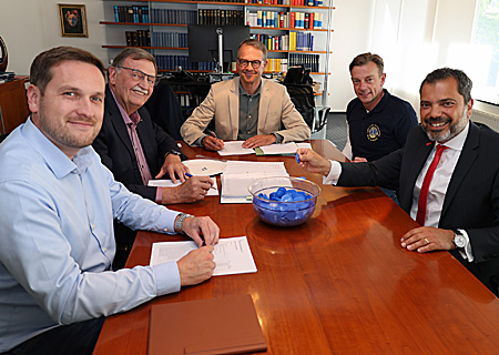 Unter der Aufsicht von Notar Dr. André Fisch (Mitte) zog Giovanni Malaponti (ganz rechts) die Gewinner der Ostereier-Tombola des Lions Clubs Moers. V.l.n.r.: die Lions-Mitglieder Reik van Leersum, Reimund Göbel und Gregor Fies.