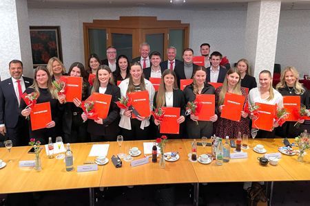 Feierliche Lossprechung bei der Sparkasse am Niederrhein. Vorstandsvorsitzender Giovanni Malaponti (ganz links) überreichte den 16 ehemaligen Auszubildenden ihre Zeugnisse und Arbeitsverträge. Sein Vorstandskollege Bernd Zibell, Personalchef Jürgen Renner, Ausbilderin Sabine Lucas und Personalrat Holger Klucken gratulierten herzlich.