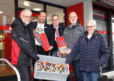 Der Verein ‚Repelen aktiv‘, Ehrenamtliche des Moerser SCI und die Sparkasse am Niederrhein möchten so viele Repelener Geschäfte wie möglich mit bunten Baustein-Rampen barrierefrei machen. V.l.n.r.: Wolfgang Eisenmann, Markus Schürmann, Christian Birk, Pieter van der Meer und Elke Zacharias.