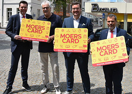 Präsentierten die Moers Card zum Start Anfang Juli 2025(v. l. n. r.): Stefan Ertelt von der Sparkasse am Niederrhein, Achim Reps von der ISG Moers, Michael Kersting von Moers Marketing und Giovanni Malaponti von der Sparkasse am Niederrhein. 