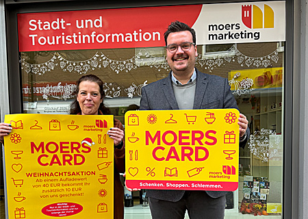 Der Verein ‚Repelen aktiv‘, Ehrenamtliche des Moerser SCI und die Sparkasse am Niederrhein möchten so viele Repelener Geschäfte wie möglich mit bunten Baustein-Rampen barrierefrei machen. V.l.n.r.: Wolfgang Eisenmann, Markus Schürmann, Christian Birk, Pieter van der Meer und Elke Zacharias.