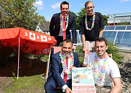 Stellten das Programm des Street Food & Beach Festivals in Moers vor (stehend, v.l.n.r.): Stefan Ertelt (Sparkasse) und Paul Rode (Fett & Wirtz), (sitzend, v.l.n.r.): Giovanni Malaponti und Alexander Binevitch.