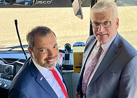 Giovannni Malaponti (links) und Peter Giesen testeten die neuen Bezahlterminals im Bus.
