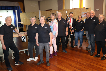 Die ASG-Moers begrüßte zur offiziellen Einweihung der neuen, elektronischen Schießanlage Vertreter der Sparkasse und des Stadtsportverbandes. V.l.n.r.: Uwe Bartels, Barbara Baumeister, Dagmar Baumeister, Gertrud Vogel (Stadtsportverband), Geschäftsführer Jürgen Becker, Dawid Sojka (Sparkasse), Nicole Patock, 2. Vorsitzender Uwe Baumeister, 1. Vorsitzender Wilhelm Möschen und Petra Becker.