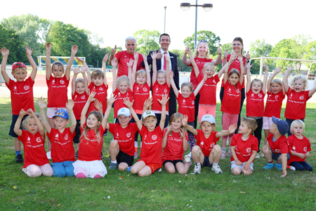 Die vier- bis siebenjährigen Running-Kids der LG Alpen freuen sich über die neuen Laufshirts. Trainer Wilhelm Schmitz (v.l.n.r.), Tim Rütters von der Sparkasse sowie die Trainerinnen Tadea Opfer und Carolin Stienen finden das topp.