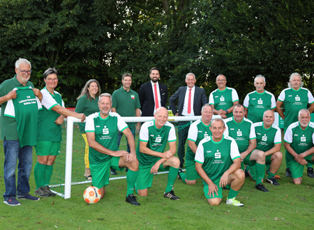 Matthias Theunissen (l.) und die Walking-Footballer DJK Labbeck-Uedemerbruch freuen sich über 18 neue Trikots, die sie sich mit dem Spendengeld der Sparkasse am Niederrhein anschaffen konnten. Nach der Übergabe zogen sich Geschäftsstellenleiter Markus Hans und Vorstand Bernd Zibell für eine Übungseinheit um, bei der sie von Trainer Andreas Murschetz (r.) nicht geschont wurden.