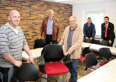 Die St.-Hubertus-Schützenbruderschaft hat endlich einen eigenen Vereinstreff. Jochen Quinders (v.l.n.r.), Lutz Heinle, Norbert Engelskirchen und Markus Rupkalwis zeigen Markus Hans die Tische und Stühle, deren Kauf die Sparkasse am Niederrhein mit einer 500-Euro-Spende unterstützte.
