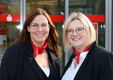 Alexandra Kuchta (l.) und Anna Waldermann bilden das neue Leitungsteam der Sparkasse in Borth.