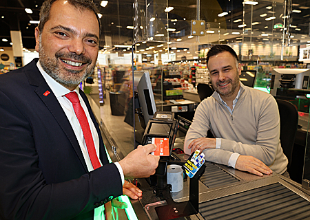 Giovanni Malaponti (links) und Pascal Gerdes finden die neue Mehrwert-Partnerschaft mit Payback richtig gut.