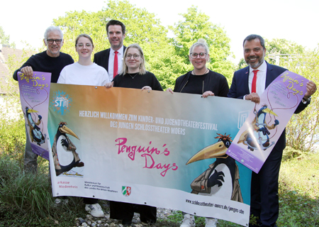 Stellten das Programm der 32. Penguin’s Days vor: Schlosstheater-Intendant Ulrich Greb, Emma Kaufmann (STM), Marketingchef Stefan Ertelt, Kathrin Leneke (STM), Jasmin Wrobel (STM) und Sparkassenchef Giovanni Malaponti.