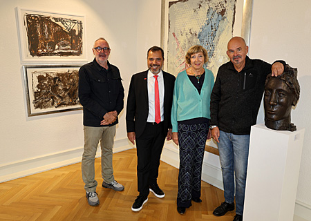 Laden zu einer besonderen Ausstellung in der Reihe „Moers Kunst“ ins Peschkenhaus ein (v.l.n.r.): Helmut Berns, Giovanni Malaponti (Sparkasse), Dr. Beatrix Langenbeck-Schwich (Kunstverein Peschkenhaus) und der Galerist und Kunstsammler Thomas Kreuzer.