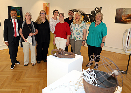 Die Moerser Künstlerinnengruppe TANEDI lädt ins Peschkenhaus ein, wo sie die Ausstellung „Wenn der Funke überfliegt“ zeigt. Der Künstlerische Leiter André Schweers (3.v.r.) und Giovanni Malaponti von der Sparkasse (ganz links) erfuhren aus erster Hand, was der Titel der Ausstellung verrät.