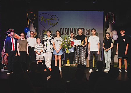 Abschiedsfoto mit den Preisträgern und der Jugendjury. Ganz links: Giovanni Malaponti von der Sparkasse. Nach rechts: Kathrin Leneke und Emma Kaufmann vom Jungen Schlosstheater. 