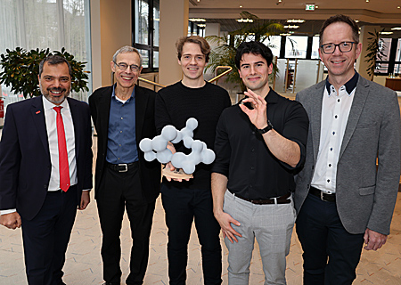 Dr. Max Frei (Mitte) und Jannik Korte (rechts daneben) erhielten die mit 2.500 und 1.500 Euro dotierten Innovationspreise Ingenieurwissenschaften der Sparkasse am Niederrhein. Bei einem Pressegespräch in Moers stellten sie die Ergebnisse ihrer Abschlussarbeiten an der Universität Duisburg-Essen jetzt vor. Ganz links: Giovanni Malaponti, Professor Dr. Einar Kruis (rechts daneben) und Professor Dr. Tobias Bruckmann (ganz rechts) gratulierten herzlich.