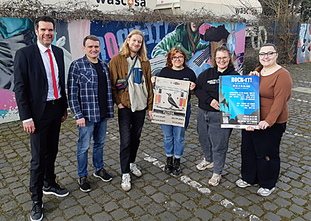 Stefan Ertelt von der Sparkasse am Niederrhein und das Rock-it-Team (v.l.n.r.) Kai Baumann, Jan Krause, Laura Opallach, Tina Bergs und Annika Köhne.