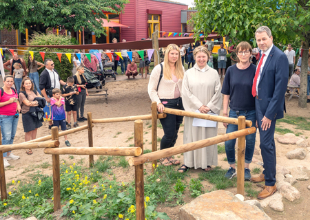 Im Rahmen des Sommerfestes wurde der neue Bachlauf auf dem Gelände des Dreikönigskindergartens eingeweiht. V.l.n.r.: Kim Seidel (Vorsitzende des Fördervereins), Pastoralreferentin Stefanie Schwarz, Kita-Leiterin Annette Becker und Thomas Münker von der Sparkasse am Niederrhein.