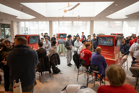 Erstmals richtete die Sparkasse am Niederrhein ein Fußball-eSport-Turnier aus. Rund 70 Teilnehmer waren in die Kundenhalle am Ostring gekommen.