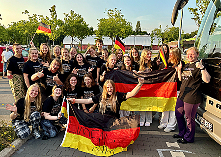 Kurz vor dem Start zur Weltmeisterschaft in Südfrankreich gab es auf die Frage, Lindengirls aus Moers, was wollt Ihr in Fréjus, nur eine Antwort: „Gewinnen!“. Die Showtanzgruppe von Trainerin Andrea Hedding (4.v.l.) tanzt am Samstag gegen eine internationale Konkurrenz. 