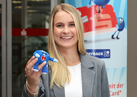 Lena Kempken von der Sparkasse am Niederrhein lädt alle Kundinnen und Kunden dazu ein, ihre Sparkassen-Card schon jetzt mit ihrem Payback-Konto verknüpfen.