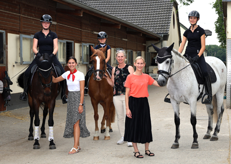Emma Gößmann auf Lola (v.l.n.r.), Lilly Berner von der Sparkasse, Mila Dornscheidt auf Fasno, Sportwartin Helene Krebs, Vereinsvorsitzende Melanie Heitzer und Lina Kohnen auf Aldeano freuen sich auf den Reitertag am Samstag, 13. September, auf dem Agnetenhof in Holderberg.