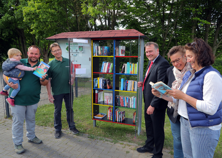 Offizielle Einweihung des neuen Bücherschranks am Schützenhaus in Birten: Frank Verholen mit Tochter Hannah, Hans-Georg Angenendt, Ludger Wehren von der Sparkasse, Angela Hügen und Edeltraud Koppers.