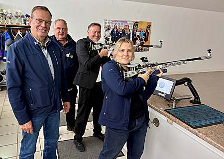 Am Schießstand der Sportschützen St. Helena Xanten am Fürstenberg: Die ehemalige Bundesprinzessin Annika Kropmann probierte beim Besuch von Ludger Wehren von der Sparkasse mit ihm die neuen Kleinkalibergewehre aus. Der Vereinsvorsitzende Ralf Völlings (ganz links) und Sportwart Michael Kropmann bedankten sich für die finanzielle Unterstützung aller Spender.