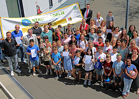 Die Schülerinnen und Schüler freuen sich gemeinsam mit ihren Lehrern, Bürgermeister Fleischhauer sowie Vertretern der Sponsoren und der Stadtverwaltung über den Erfolg beim Stadtradeln. (Foto: pst)
