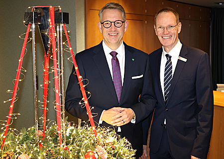 Landrat Ingo Brohl (links) und Gerhard Kaas von der Sparkasse sind der Vorsitzende und der Geschäftsführer der Stiftung Altenhilfe. In diesen Tagen erhielten 578 ältere Bürgerinnen und Bürger aus Moers von ihnen die Nachricht, dass sie eine Weihnachtsbeihilfe von je 40 Euro bekommen.