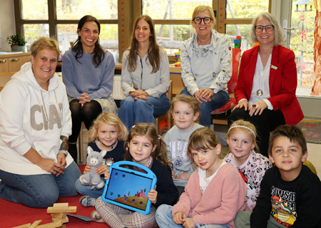 Das neue Tablet nutzen insgesamt 14 Maxi-Kinder der St.-Peter-Kita, um gemeinsam etwas zu entdecken, selbst gemachte Fotos zu animieren oder eigene Bilderrätsel zu machen. Dabei werden sie stets von Silke Geerkens (l.) begleitet. Veronika Tekülve und Nadja Schmitz vom Förderverein, Kita-Leiterin Hildegard Joswig und Andrea Kabs-Schlusen von der Sparkasse finden den kontrollierten Umgang mit neuen Medien für Vorschulkinder gut.