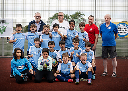 Die Jugendfußball-Mannschaft des VfL Repelen mit dem Vereinsvorsitzenden Herbert Weikamp, Harald Winter, Markus Schürmann von der Sparkasse und Georg Gaidt, Geschäftsführer des VfL Repelen. 