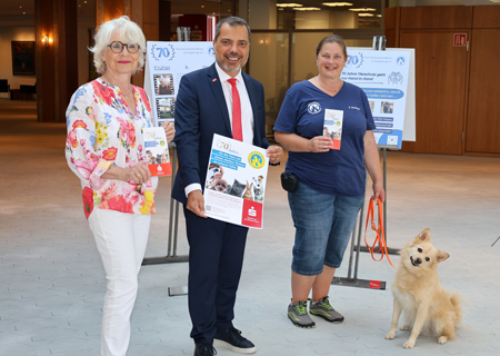 Tierschutzverein und Sparkasse rufen zur großen Spendenaktion zugunsten des Erweiterungsbaus des Katzenhauses auf. Den Startschuss einer Info-Tour durch sieben Geschäftsstellen gaben Gisela Großmann (v.l.n.r.), Giovanni Malaponti und Kathrin Novotny. Auch der kleine Corny findet das Projekt gut. 