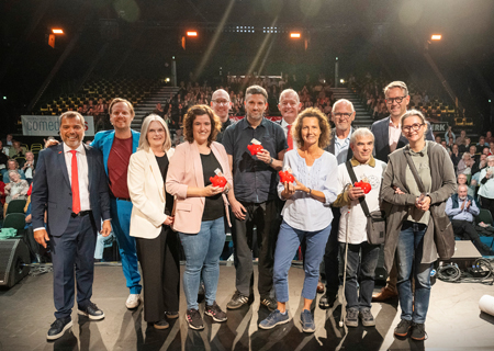 Rund 500 Ehrenamtliche waren zum Vereinsfrühschoppen der Sparkasse am Niederrhein in die Festivalhalle gekommen und genossen einen bunten Mix aus Comedy, Vereinstalk und der Ziehung von Extra-Spenden. V.l.n.r: Giovanni Malaponti, Patrick Nederkoorn, Claudia van Dyck, Mareike Filzmoser (Förderverein Kindergarten Orchideenstraße), Heiner Binn und Peter Wilbert (Turnverein Utfort-Eick), Bernd Zibell, Sabine Meyer-Glitza und Frank Liebert (Bücherei Meerbeck), Eric Klumb und Manuela Zaitz (Blinden- und Sehbehindertenverein) und Ingo Brohl.