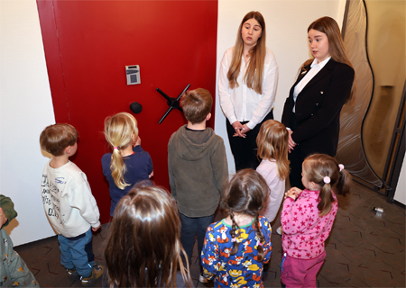 Die Vorschulkinder des Waldkindergartens besuchten die Sparkasse an der Burgstraße. Die Beraterinnen Svenja Stülpner (l.) und Eileen Rottstegge organisierten für die kleinen Besucher eine spannende Schatzsuche. Die endete mit großem Hallo und schönen Geschenken im Tresorraum.