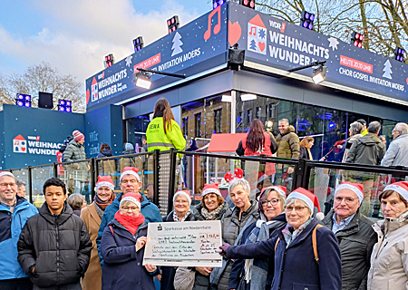 Marianne Rütter (3.v.l.) brachte den Scheck mit der Spende vom Mitarbeiter-Weihnachtsmarkt der Sparkasse am Niederrhein zum Weihnachtswunder von WDR 2 in Essen.