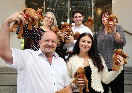 Kay Hellwig, Kim Schwarz, Andrea Kabs-Schlusen, Anatol Angermann und Johanna Nußbaumer zeigen die Kuscheldackel, die es als Dankeschön für die Kinder in der Weltsparwoche gibt. Die Sparkasse verschenkt zudem Spiele und Trinkflaschen.
