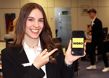 Die Sparkassen-Auszubildende Jule Spaltmann ist begeistert von Wero und der Sparkassen-App. 