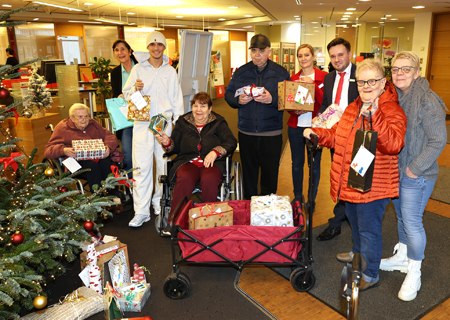 Heimleiterin Daniela Kühl und ihre Helfer holten die schön verpackten Geschenke für die Heimbewohner in der Meerbecker Sparkasse ab.