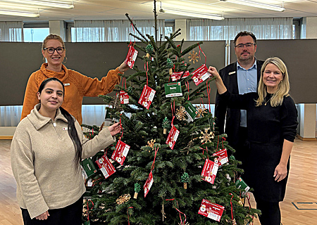 Den Wunschbaum des Vereins Klartext für Kinder hat das Team der Geschäftsstelle an der Poststraße um Katrin Steffans (ganz rechts) diesmal selbst geschmückt. Sie freuen sich auf viele Kunden, die die Wünsche der Kinder erfüllen möchten.