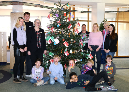 In der Sparkasse an der Bahnhofstraße steht ein prächtig geschmückter Wunschbaum des Vereins Klartext für Kinder.