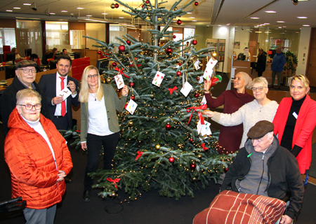 In der Sparkasse in Meerbeck steht ein Wunschbaum zugunsten der 47 Bewohner des nahegelegenen Seniorenheims der Diakonie. V.l.n.r.: Annemarie Beyer, Vinzenz Pelm, Dawid Sojka, Daniela Kühl, Yasemin Sevinc, Simone Hanenkamp, Rebecca Thal und Friedrich Köstermann.