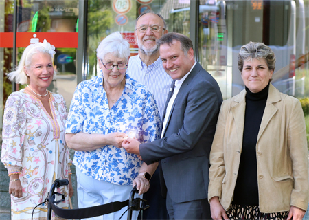Rund 500 Euro ist der kleine Goldbarren wert, den die Sparkasse am Niederrhein dem Xantener Rotary-Club als Preis für dessen Glücksei-Lotterie gestiftet hatte. Gewonnen hat das gute Stück die Xantenerin Brigitte Proest (2. v.l.). Es gratulieren herzlich: Ingrid Nasch, Heinrich Leurs, Ludger Wehren und Alexandra Saalwächter.