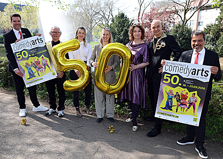 Stellten das Jubiläumsprogramm des ComedyArts Festivals vor, das in diesem Jahr 50 Jahre alt wird (v.l.n.r.): Stefan Ertelt (Sparkasse am Niederrhein), Stefan Basso (künstlerischer Leiter), Tina Kleeschulte (Enni), Bürgermeisterin Julia Zupancic, Deana und Holger Ehrich (ehemaliger künstlerischer Leiter, der den Jubiläumsabend mit seiner Frau moderieren wird) und Giovanni Malaponti, Vorstandsvorsitzender der Sparkasse am Niederrhein, die das Festival seit seinen ersten, vorsichtigen Schritten begleitet und seither als Hauptsponsor eng an seiner Seite geblieben ist.