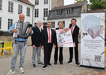 Oliver Schieren vom Akkordeon-Verein 1957 St. Tönis, Konrad Göke, Sparkassen-Chef Giovanni Malaponti, Diana Finkele vom Grafschafter Museum und Stefan Ertelt von der Sparkasse im Moerser Schlosshof.